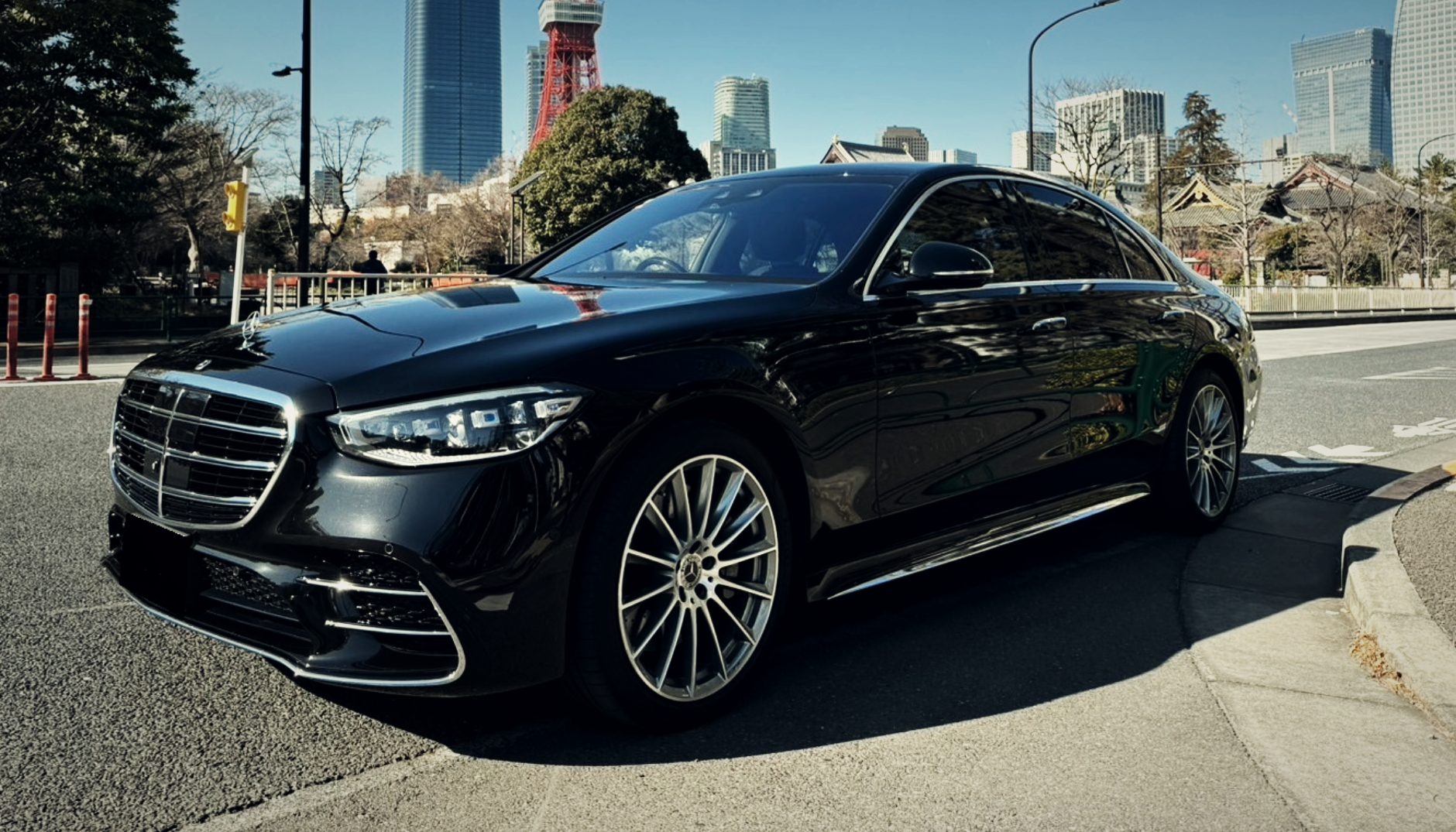 Black Mercedes-Benz S-Class in Tokyo